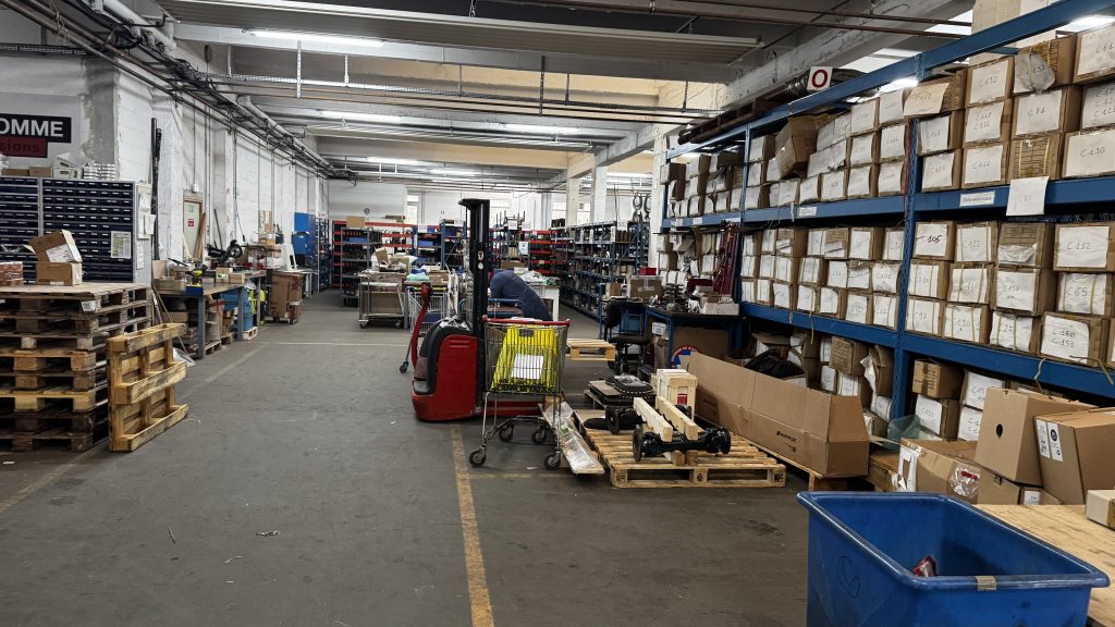 Entrepôt logistique complexe avec circulation d’engins et zones de stockage, illustrant les contraintes du nettoyage industriel