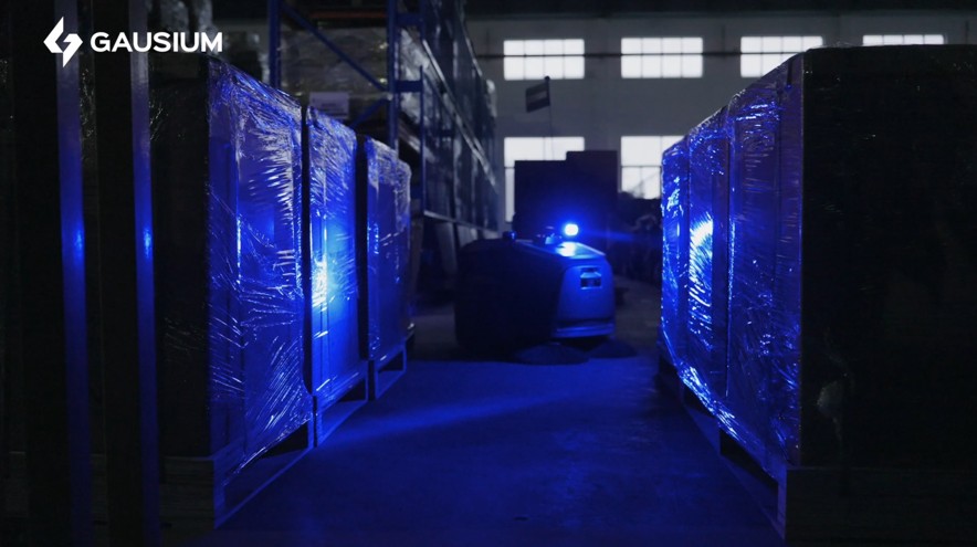 Robot de nettoyage autonome en fonctionnement de nuit dans un entrepôt logistique