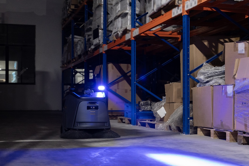 Robot de nettoyage autonome dans un entrepôt logistique avec racks