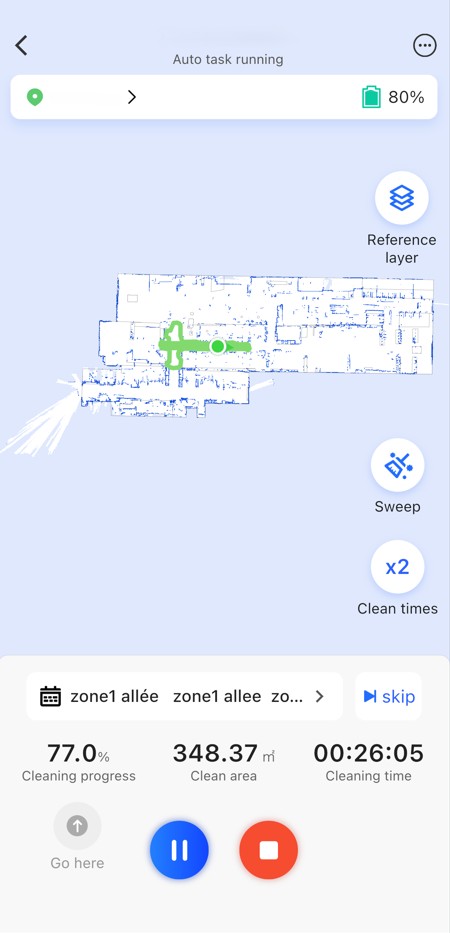 Robot de nettoyage autonome en cours d’intervention avec suivi en temps réel sur application mobile